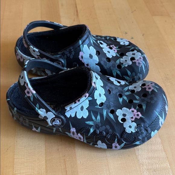 Crocs 🐊 Dual Comfort Baya 🌸 Black Lined Floral Print Clog Unisex M4 W6 - Picture 1 of 9